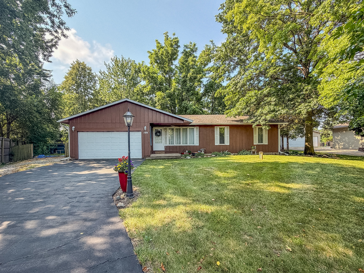 1709 W South Shore Drive Property Photo 1