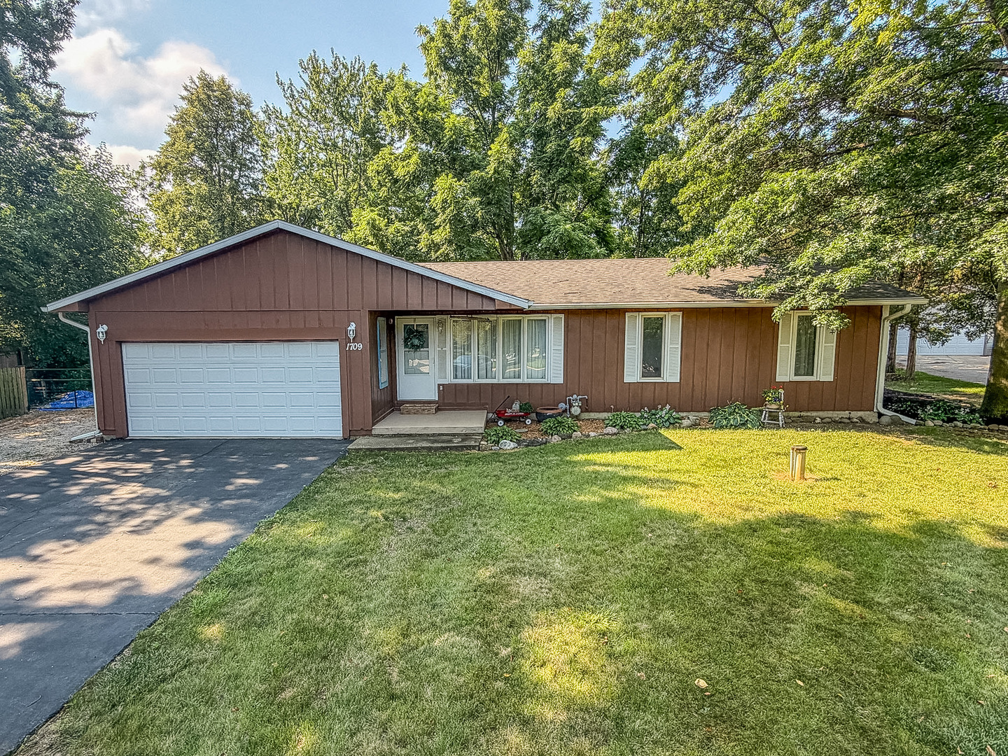 1709 W South Shore Drive Property Photo 2