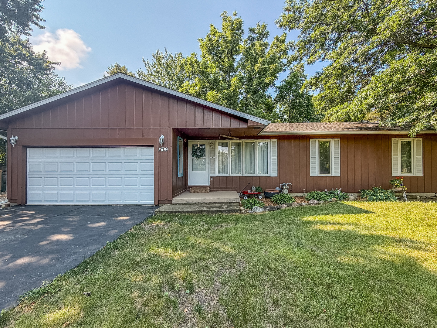 1709 W South Shore Drive Property Photo 3