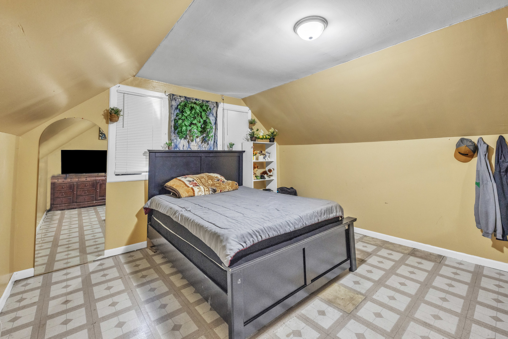 3031 S Central Park Avenue Property Photo 9