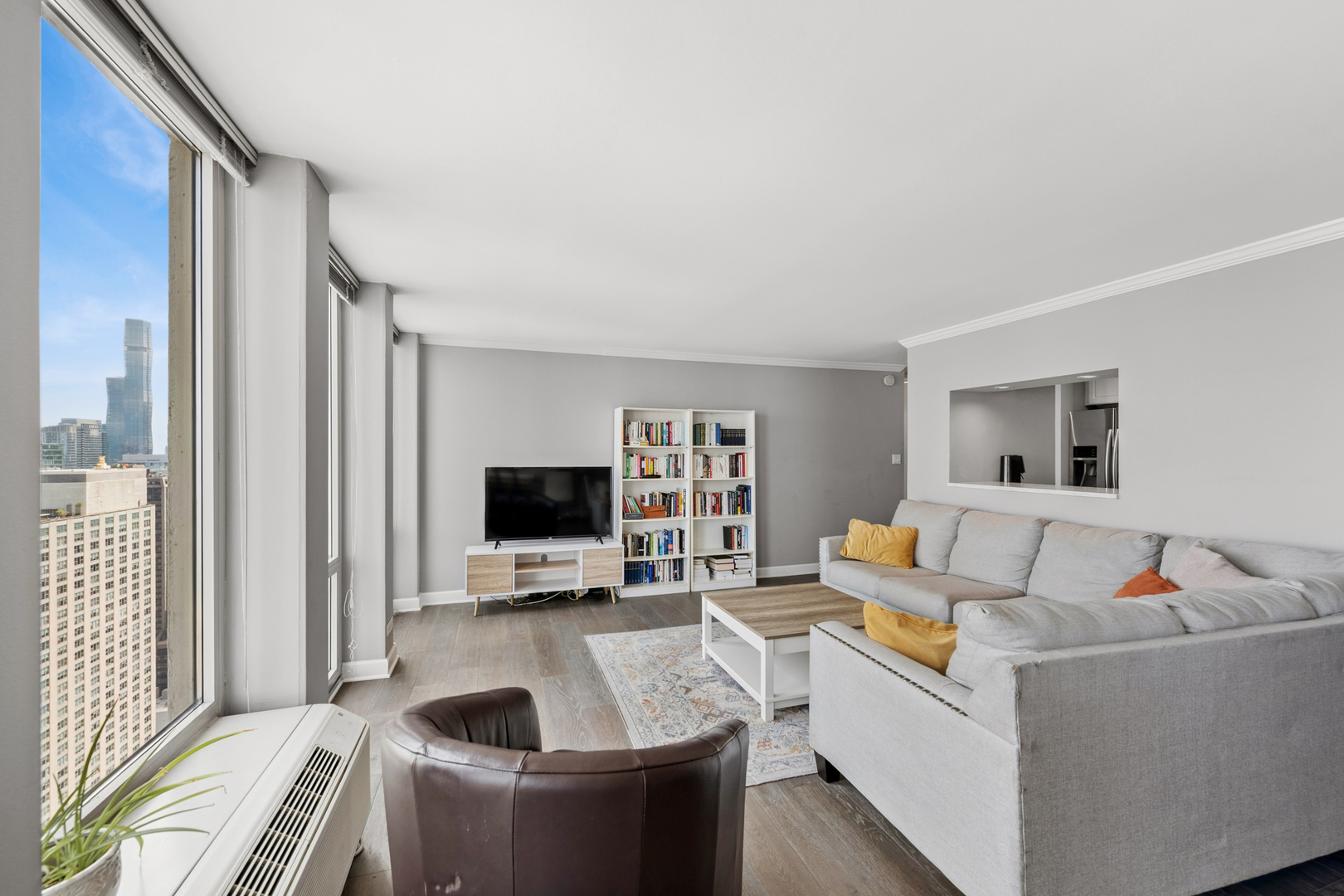 111 E Chestnut Street 47f Property Photo 4