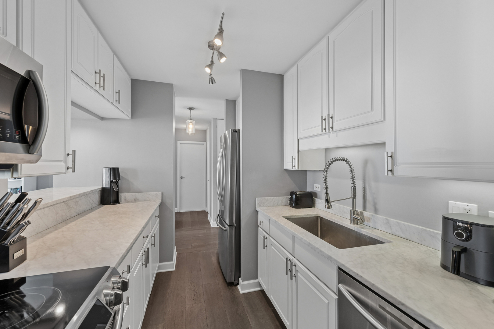 111 E Chestnut Street 47f Property Photo 12