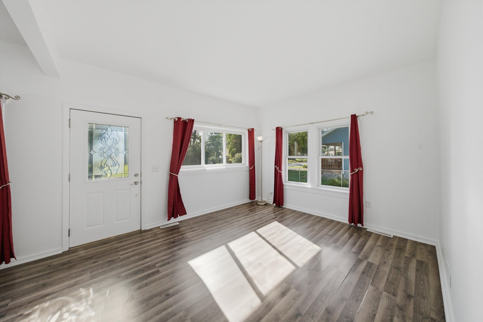 14538 Hamlin Avenue Property Photo 3