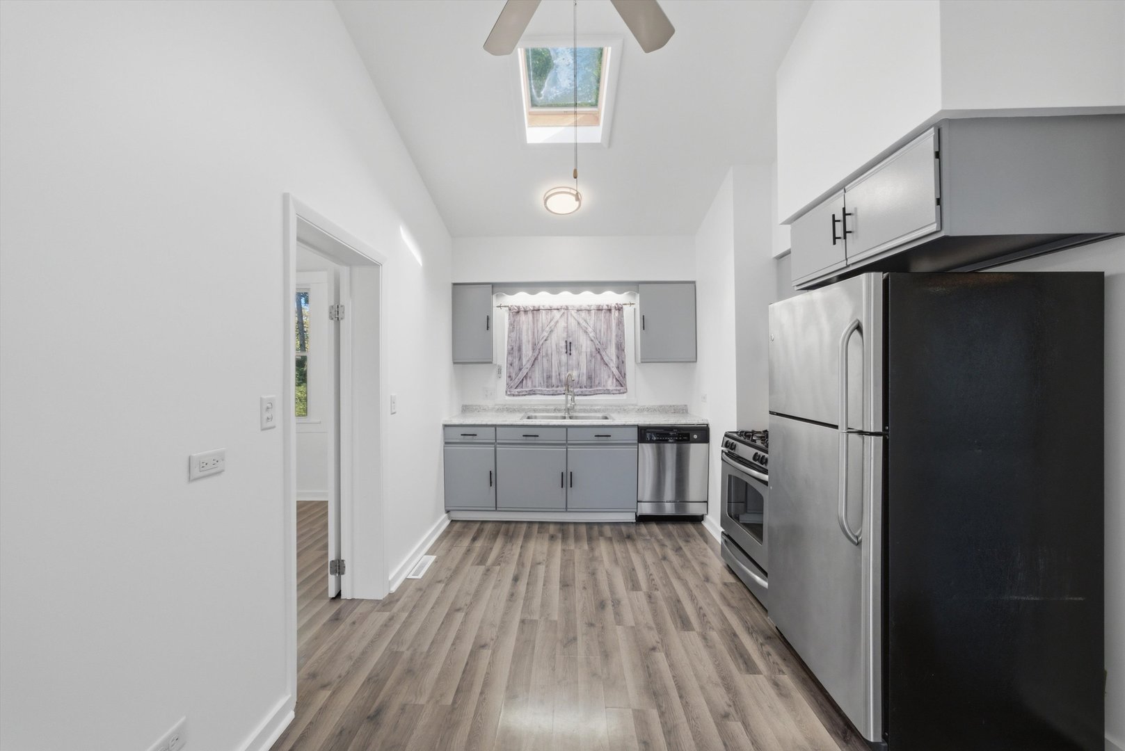 14538 Hamlin Avenue Property Photo 9