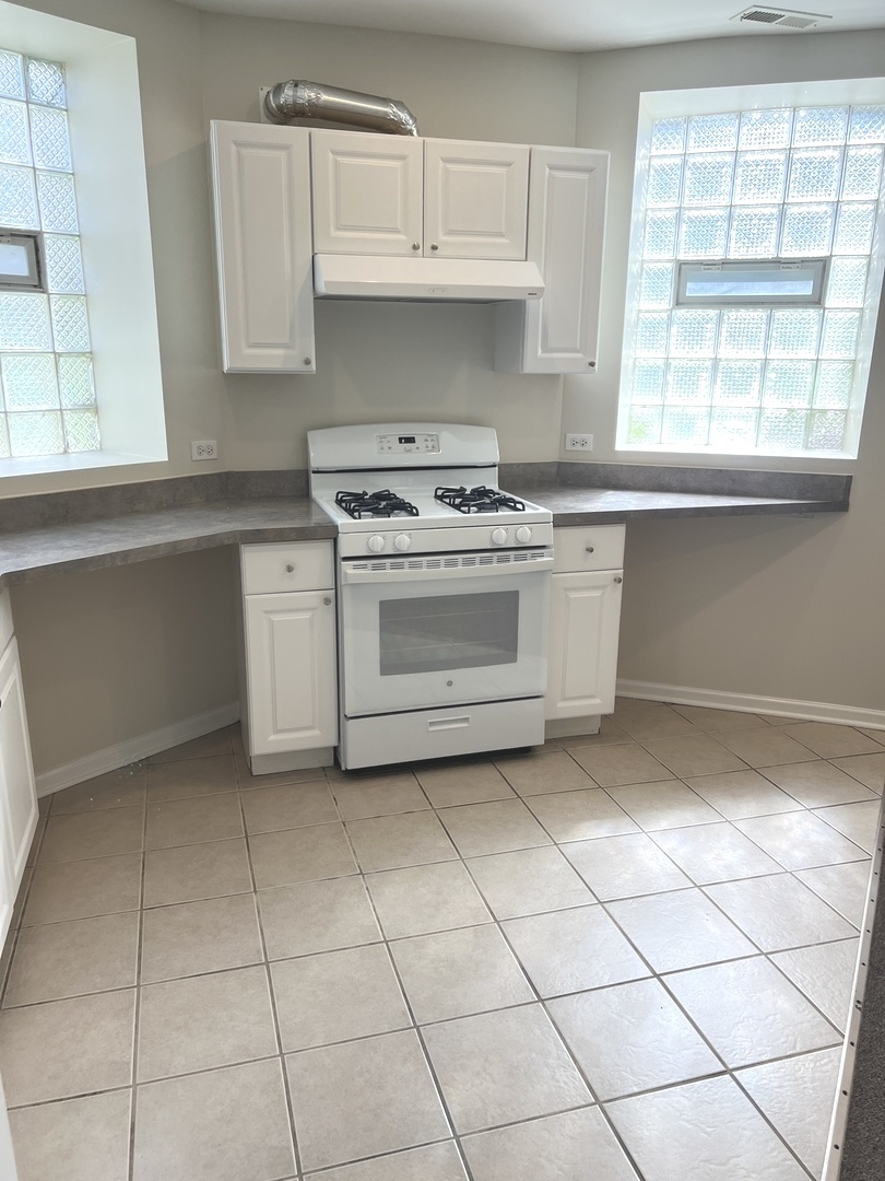 4822 W Berteau G Property Photo 5