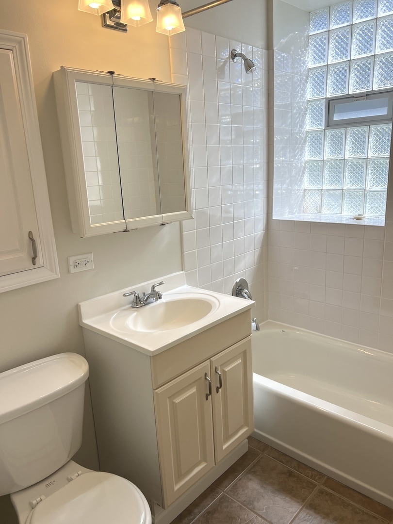 4822 W Berteau G Property Photo 6