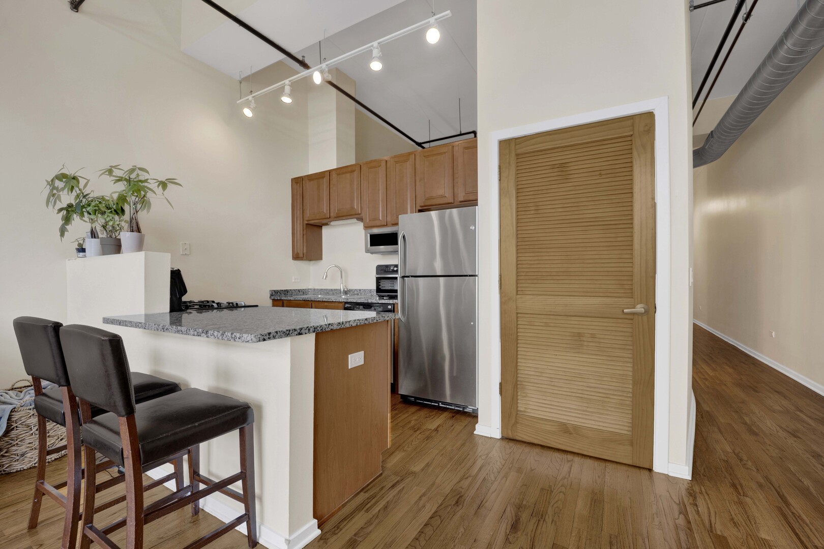 1645 W Ogden Avenue 718 Property Photo 2