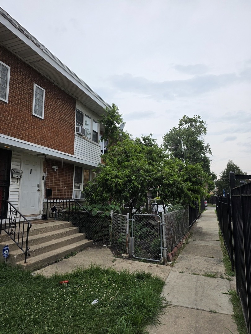 5065 W Gladys Avenue D Property Photo 3