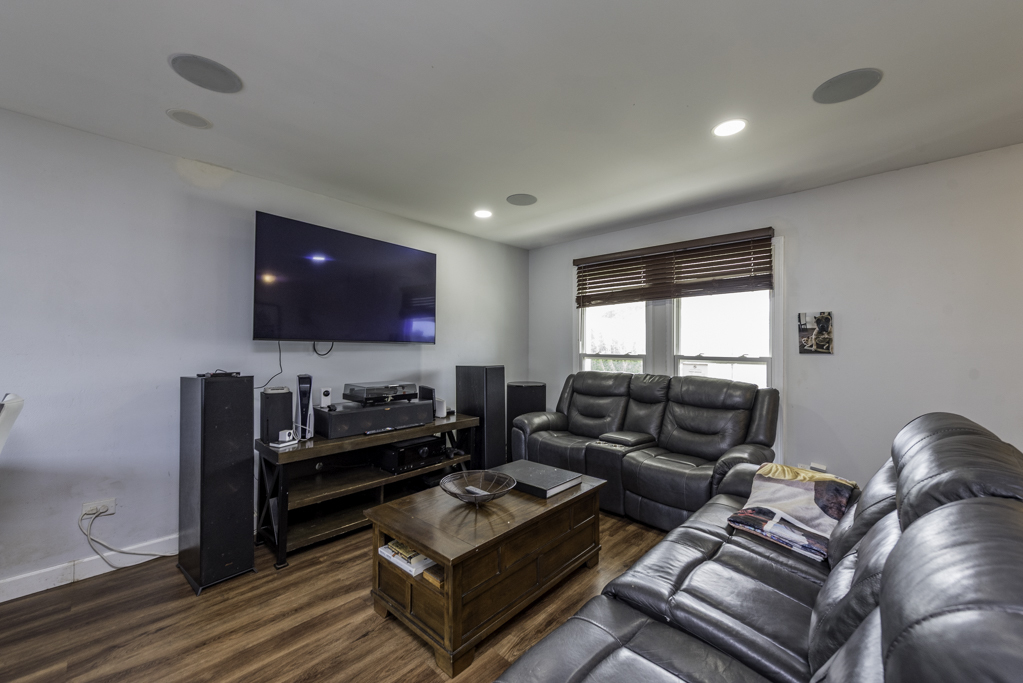 2021 Honore Avenue Property Photo 4