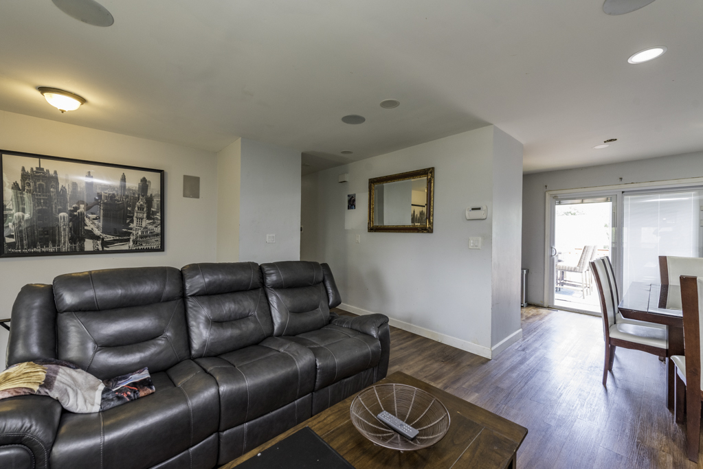 2021 Honore Avenue Property Photo 6