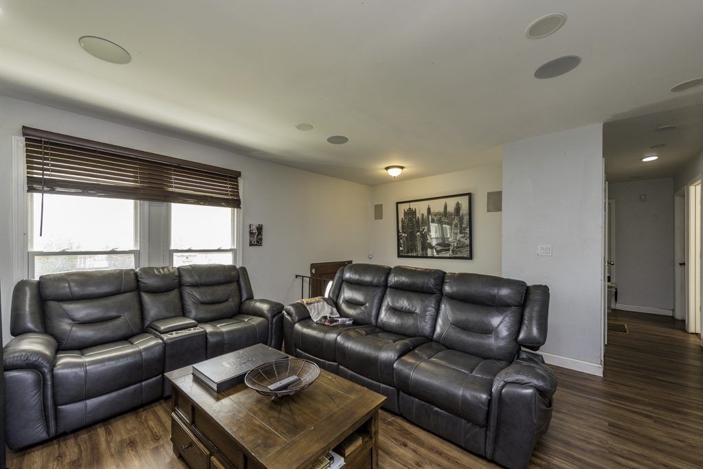 2021 Honore Avenue Property Photo 7