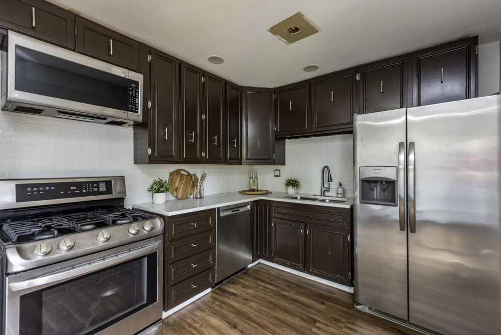 2021 Honore Avenue Property Photo 10
