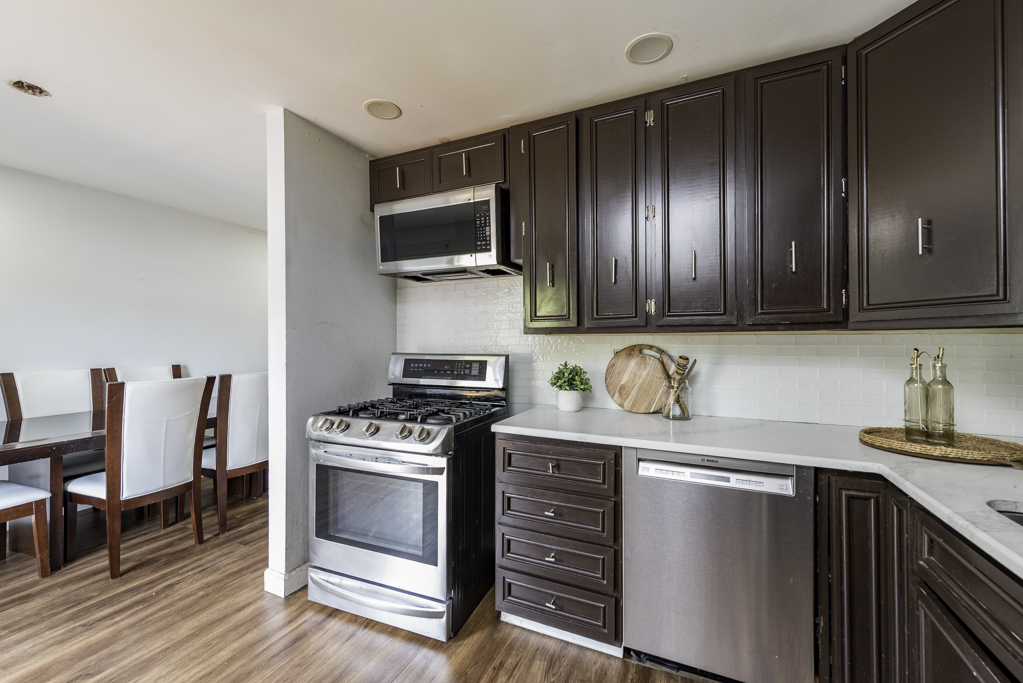 2021 Honore Avenue Property Photo 11