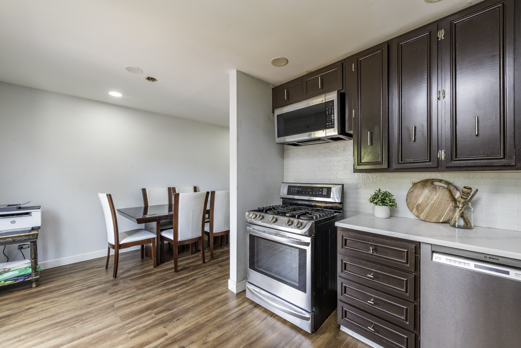 2021 Honore Avenue Property Photo 12