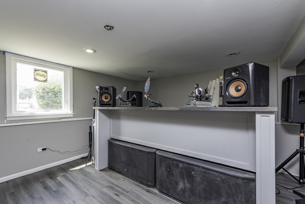 2021 Honore Avenue Property Photo 15