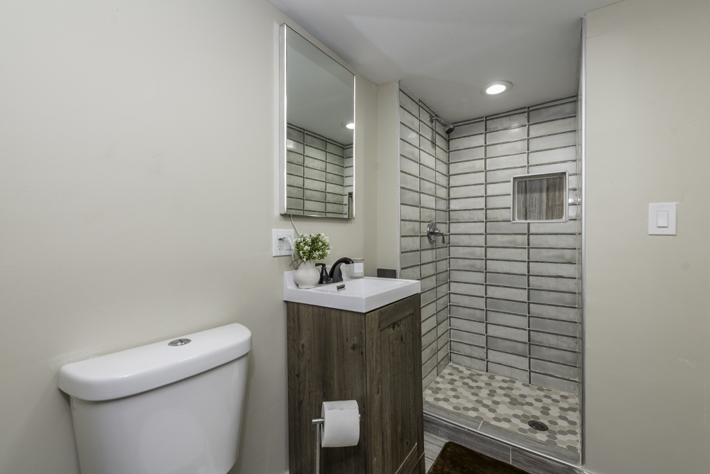 2021 Honore Avenue Property Photo 17
