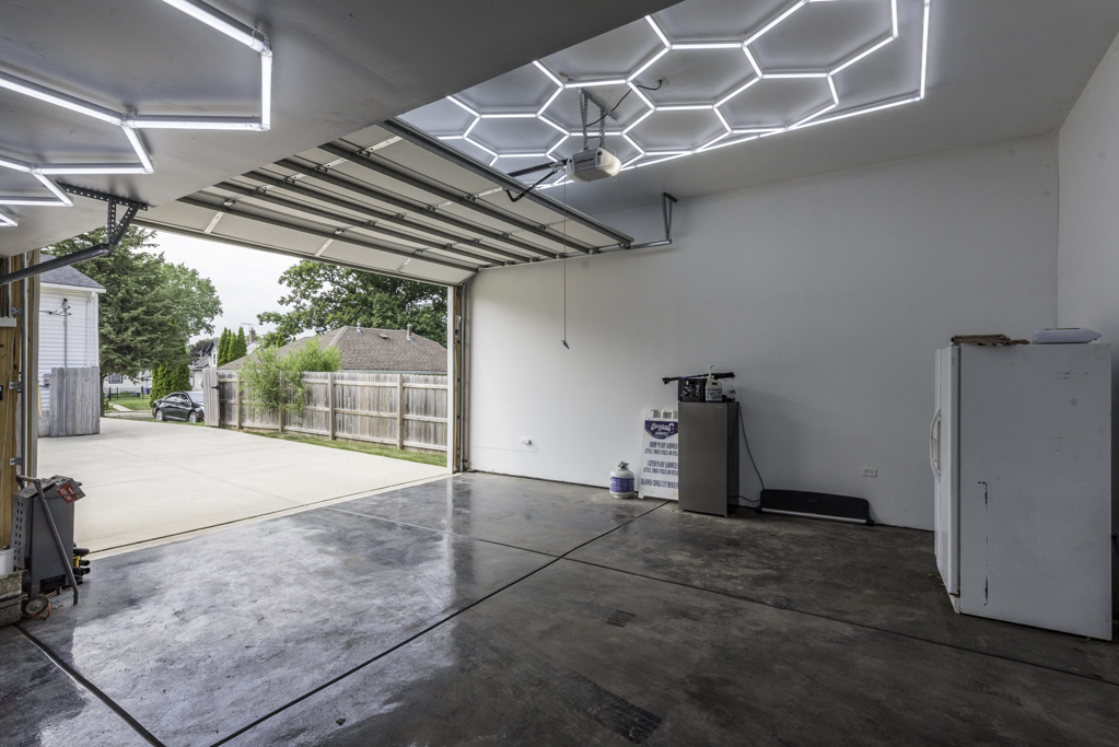 2021 Honore Avenue Property Photo 24