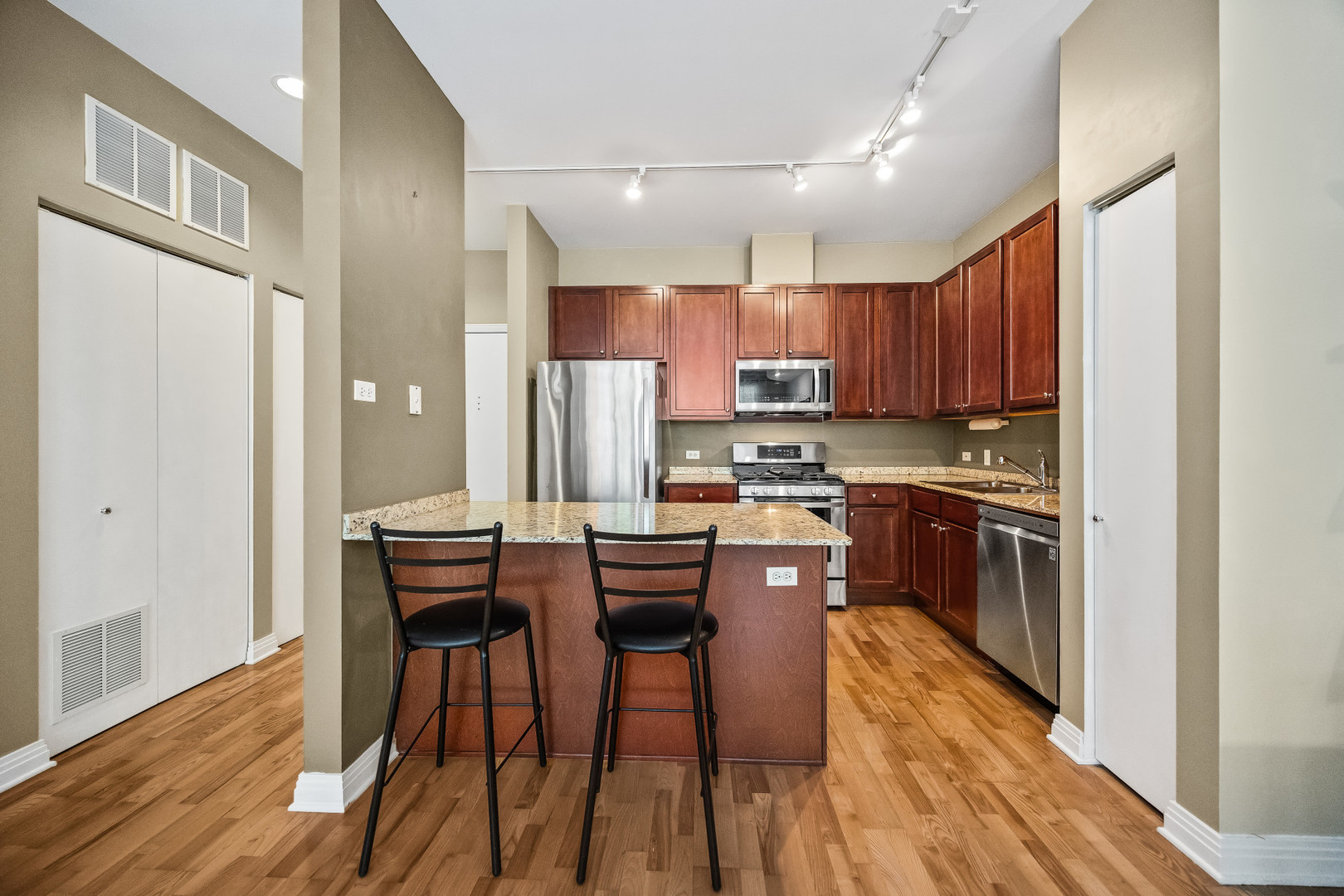 550 W Fulton Street 307 Property Photo 6