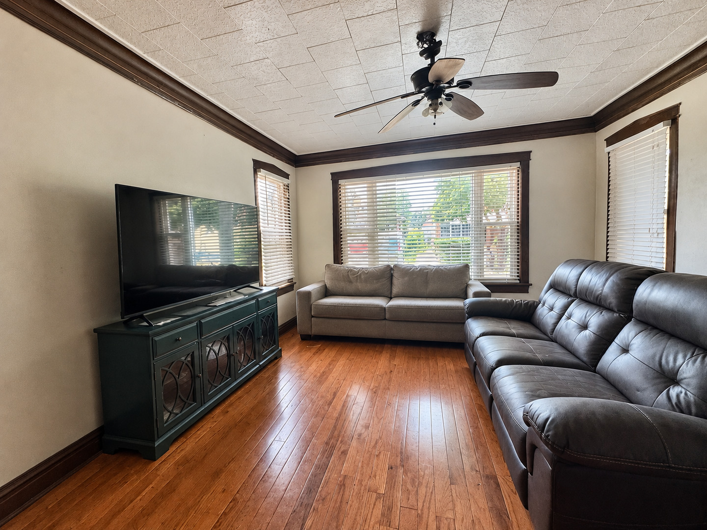 8325 S Saginaw Avenue Property Photo 5