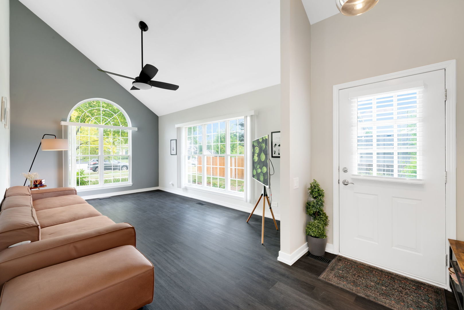 1564 Westbury Drive Property Photo 4