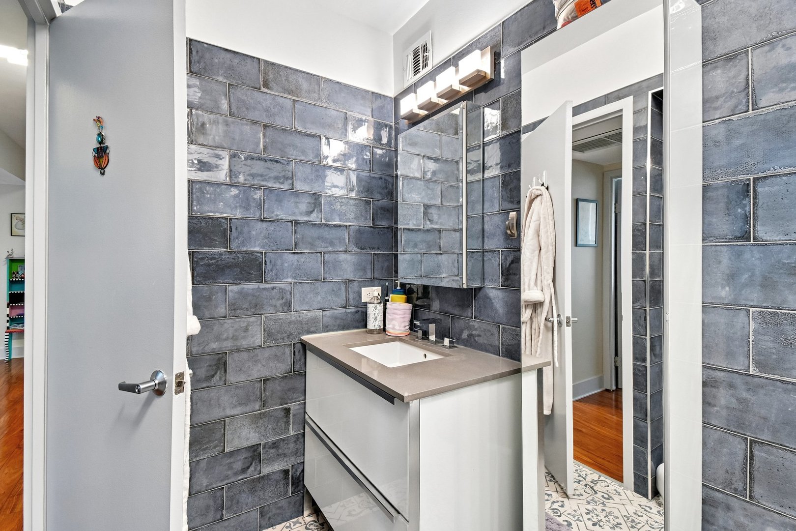 3200 N Lake Shore Drive 410 Property Photo 26
