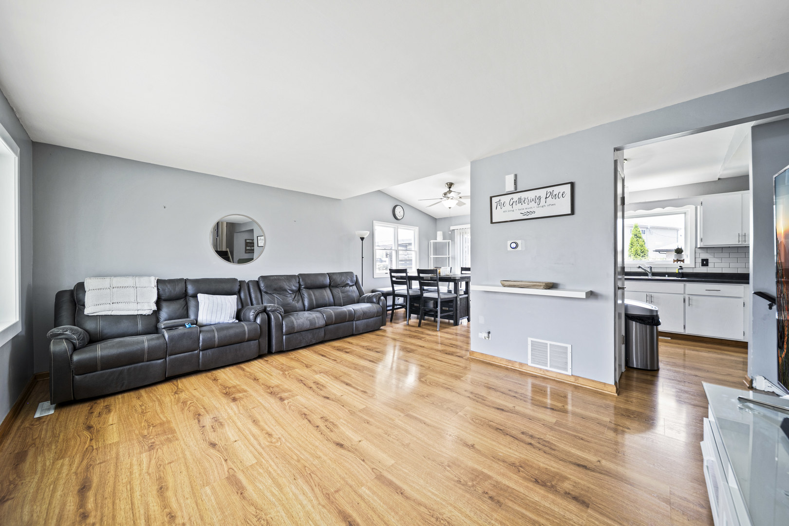 15512 Lorel Avenue Property Photo 3