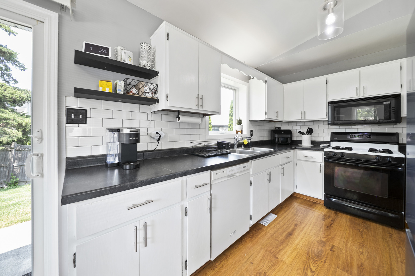 15512 Lorel Avenue Property Photo 4