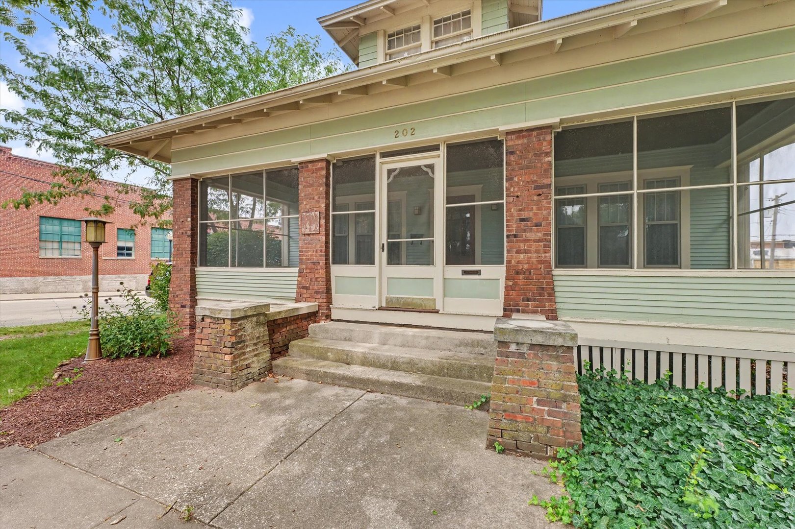202 E Washington Street Property Photo 4