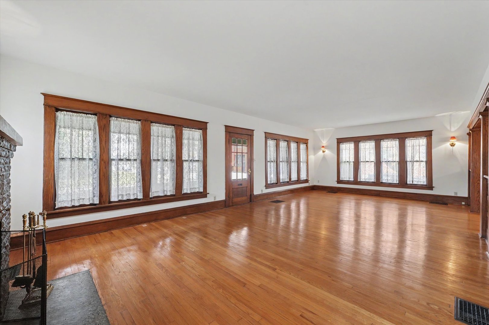 202 E Washington Street Property Photo 7