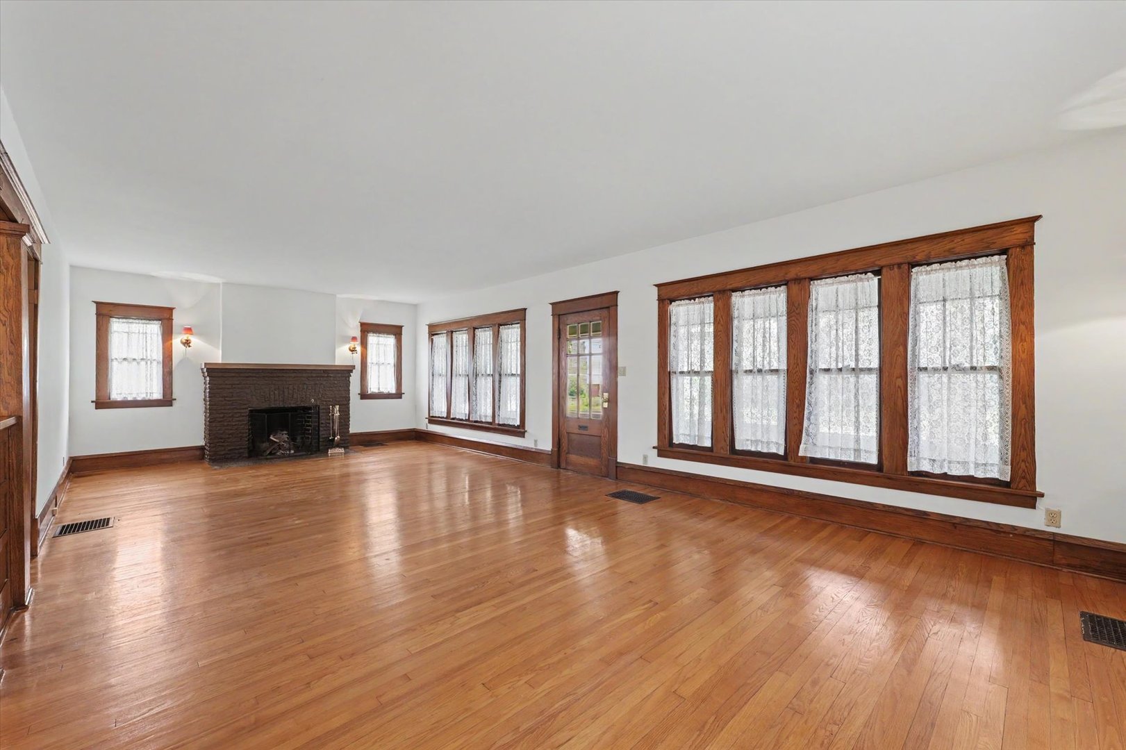 202 E Washington Street Property Photo 10
