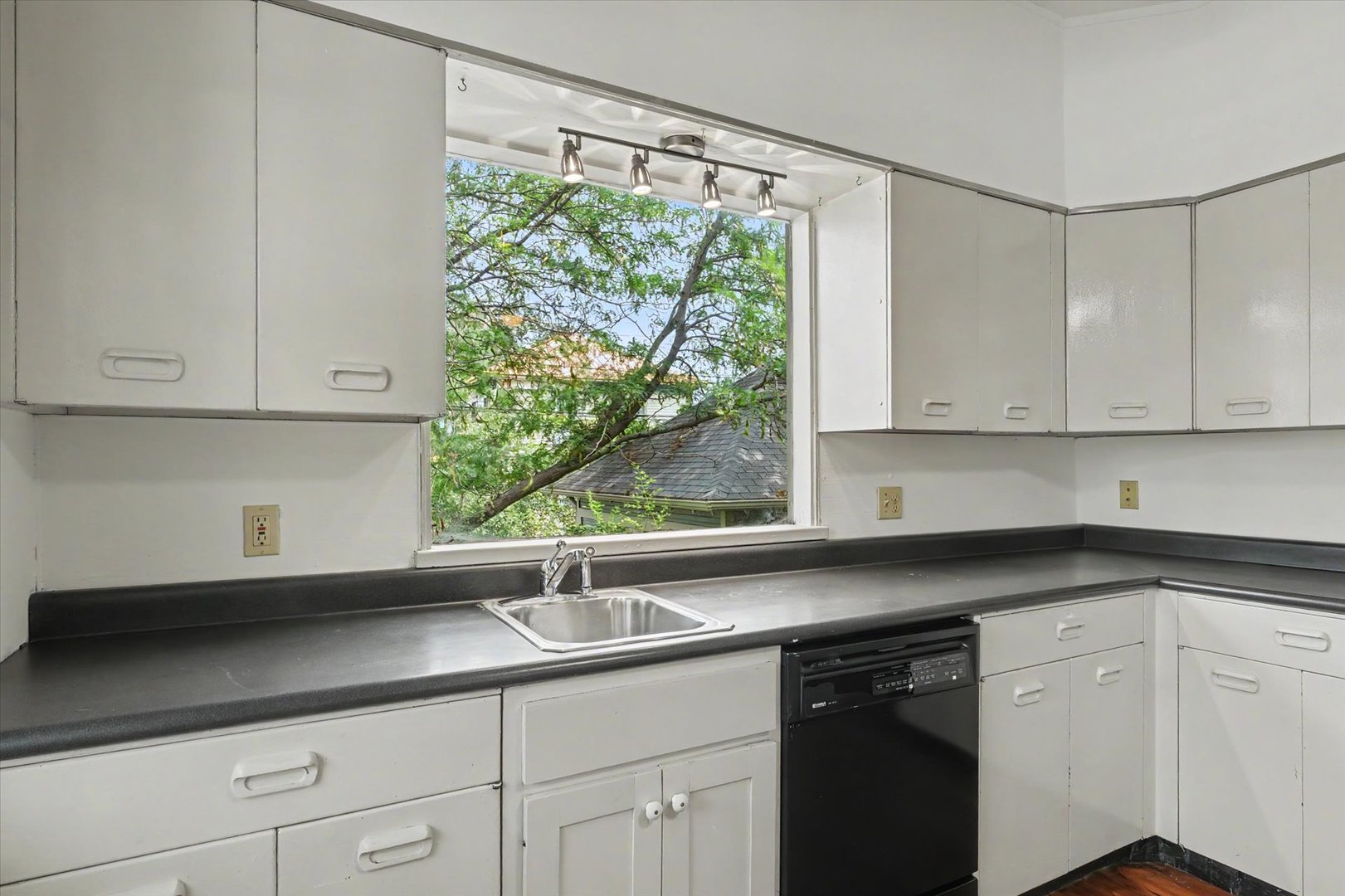 202 E Washington Street Property Photo 18
