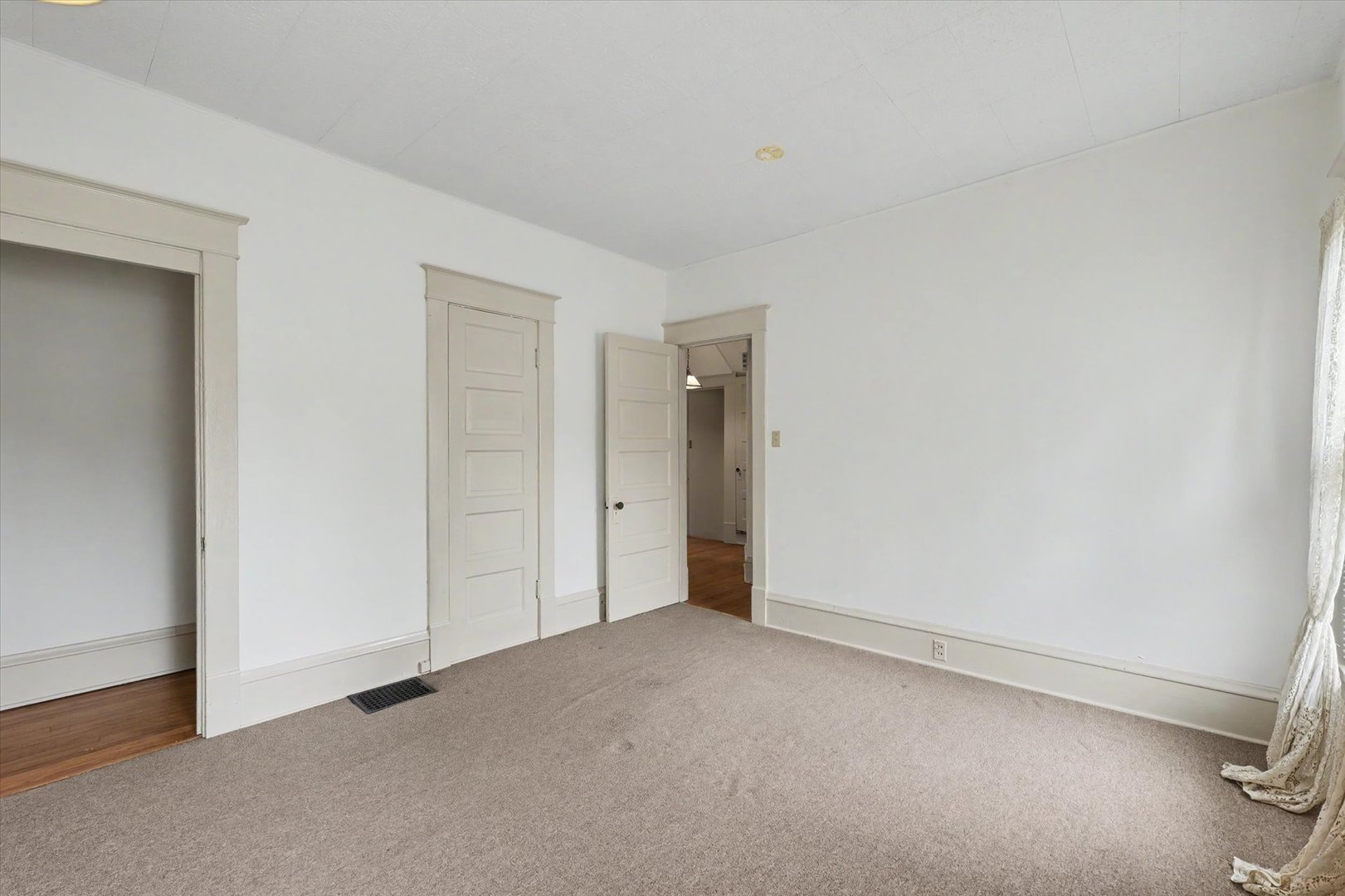 202 E Washington Street Property Photo 25