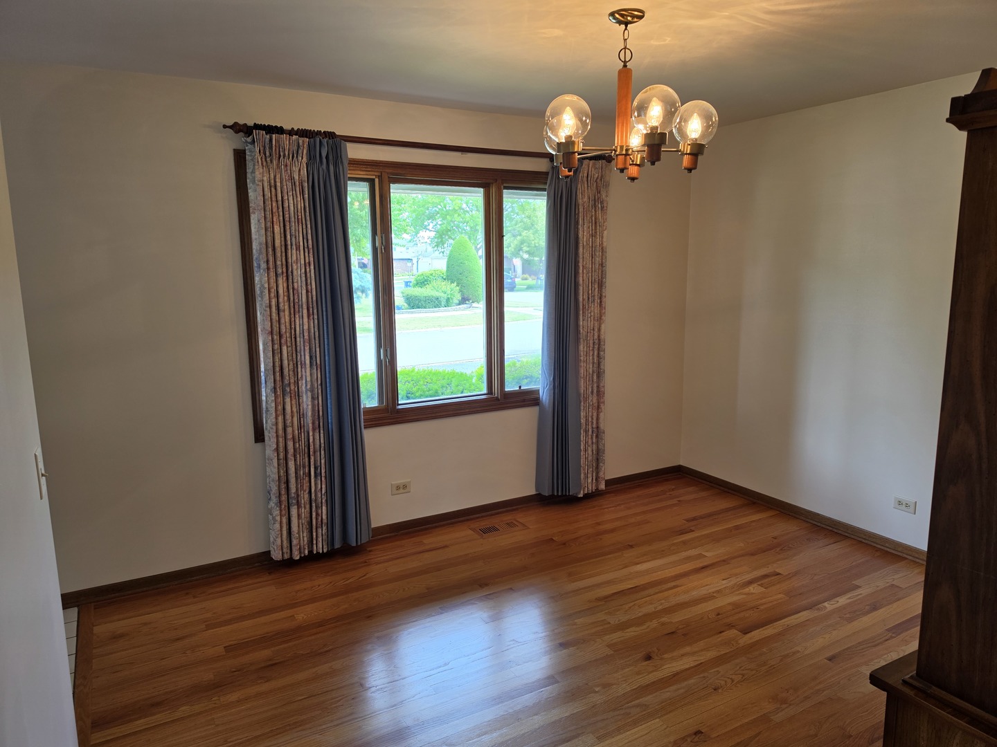 736 Yorkshire Lane Property Photo 8
