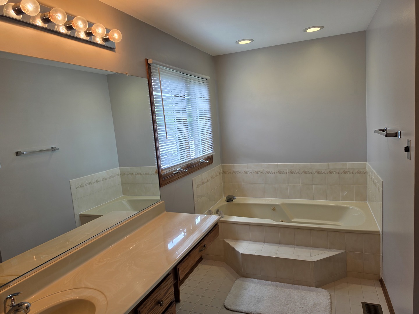 736 Yorkshire Lane Property Photo 15