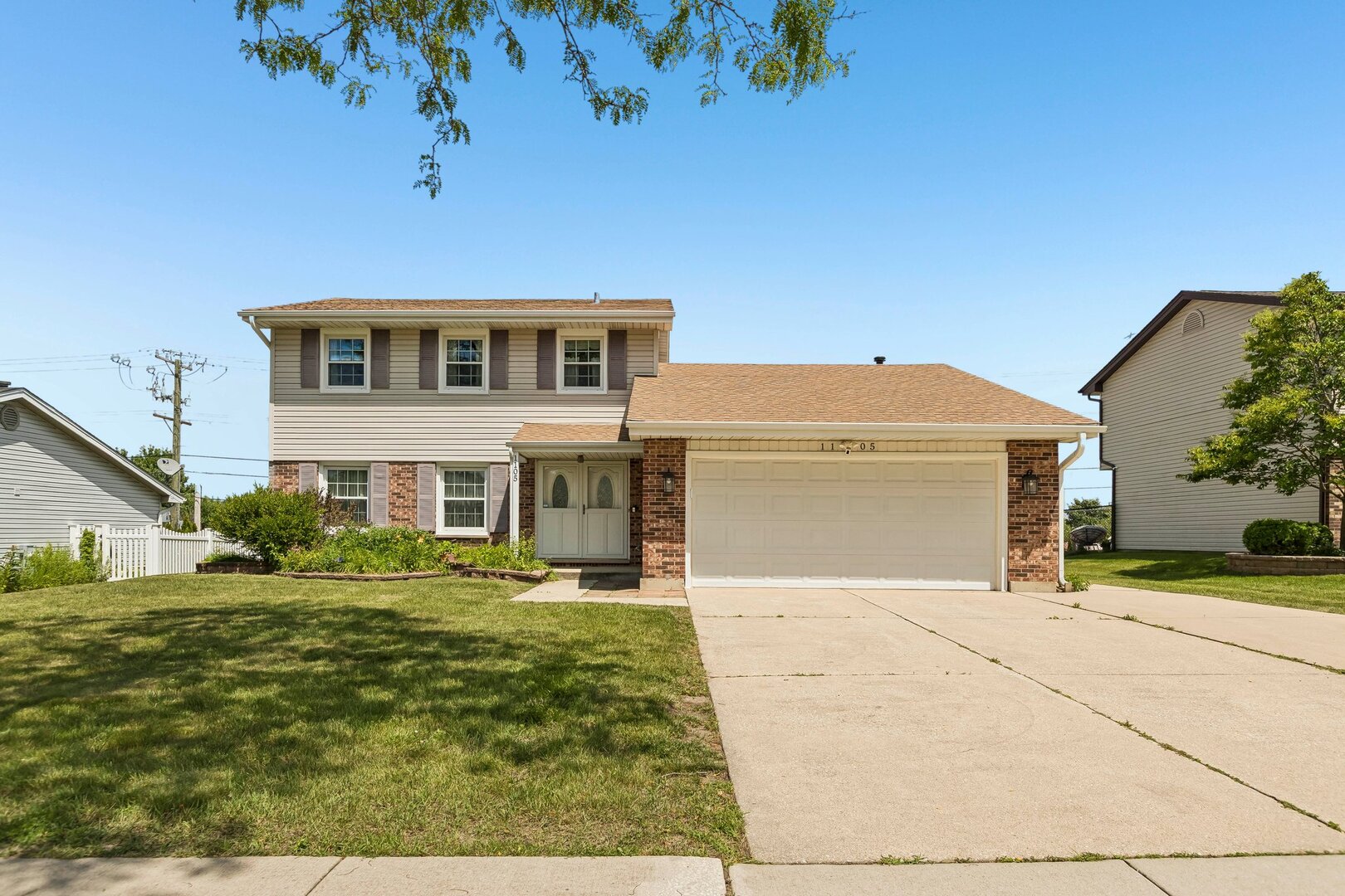 1105 E Point Drive Property Photo 1