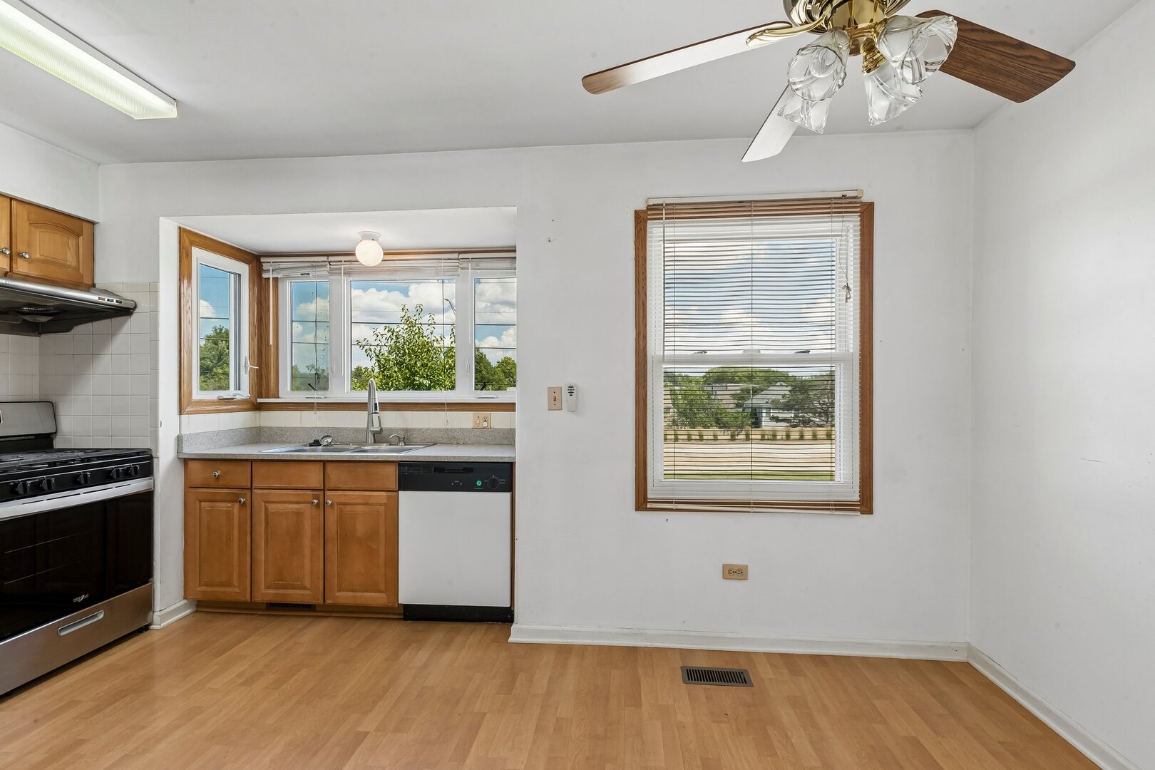 1105 E Point Drive Property Photo 8