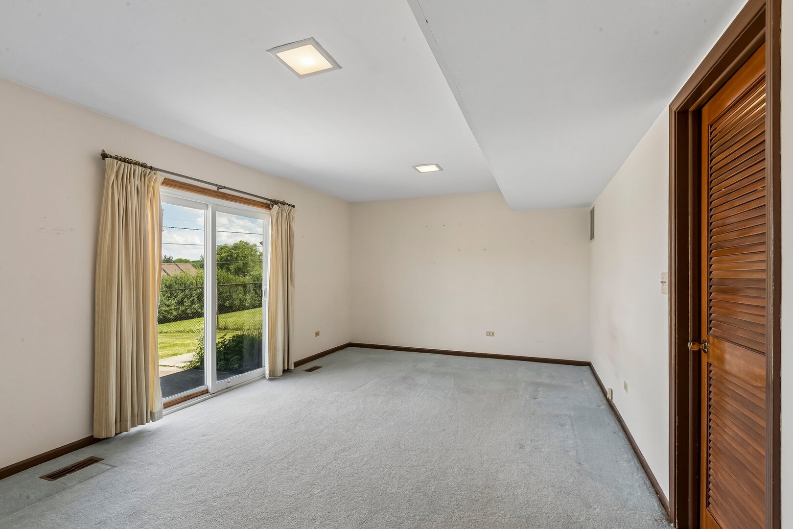 1105 E Point Drive Property Photo 9