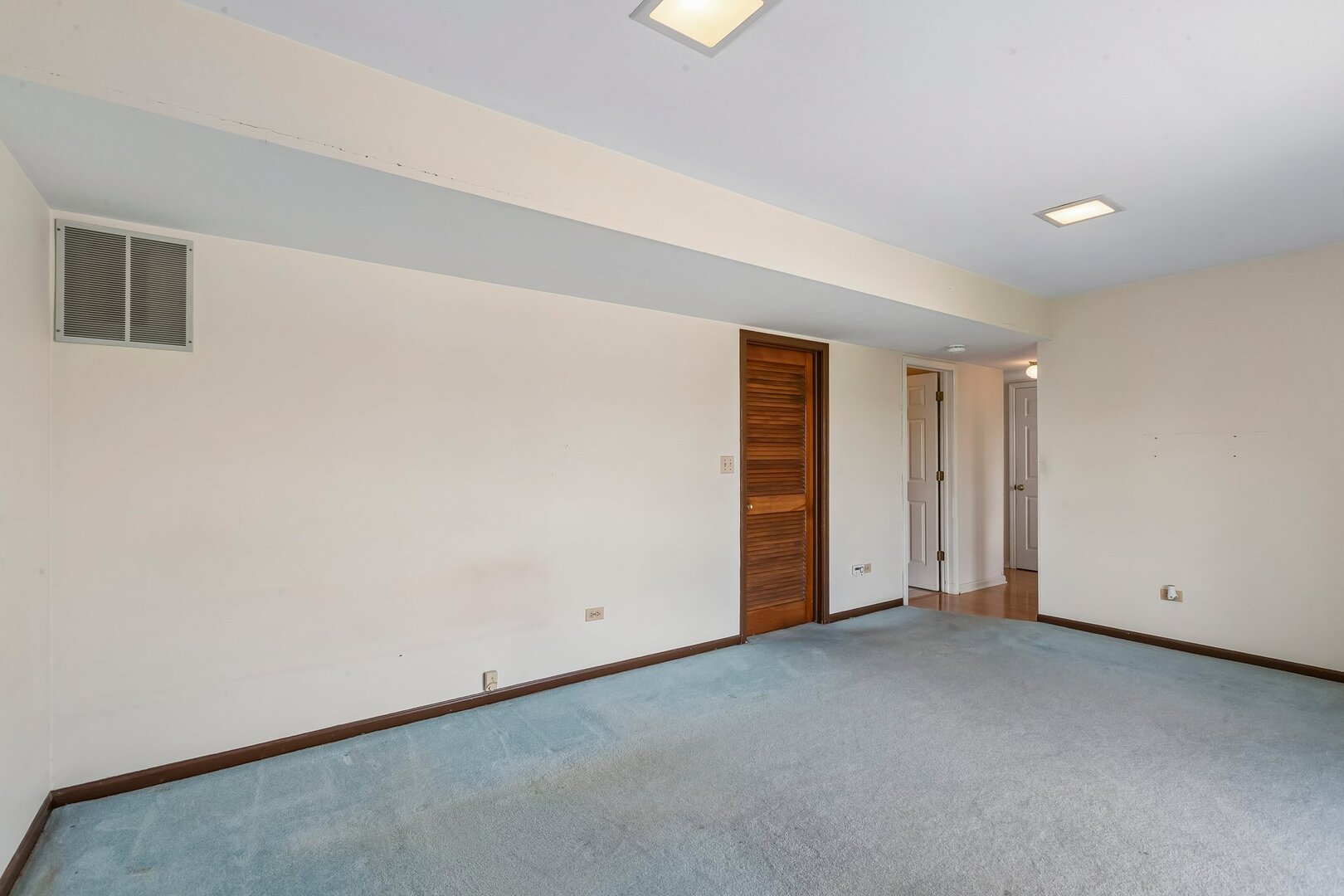 1105 E Point Drive Property Photo 11