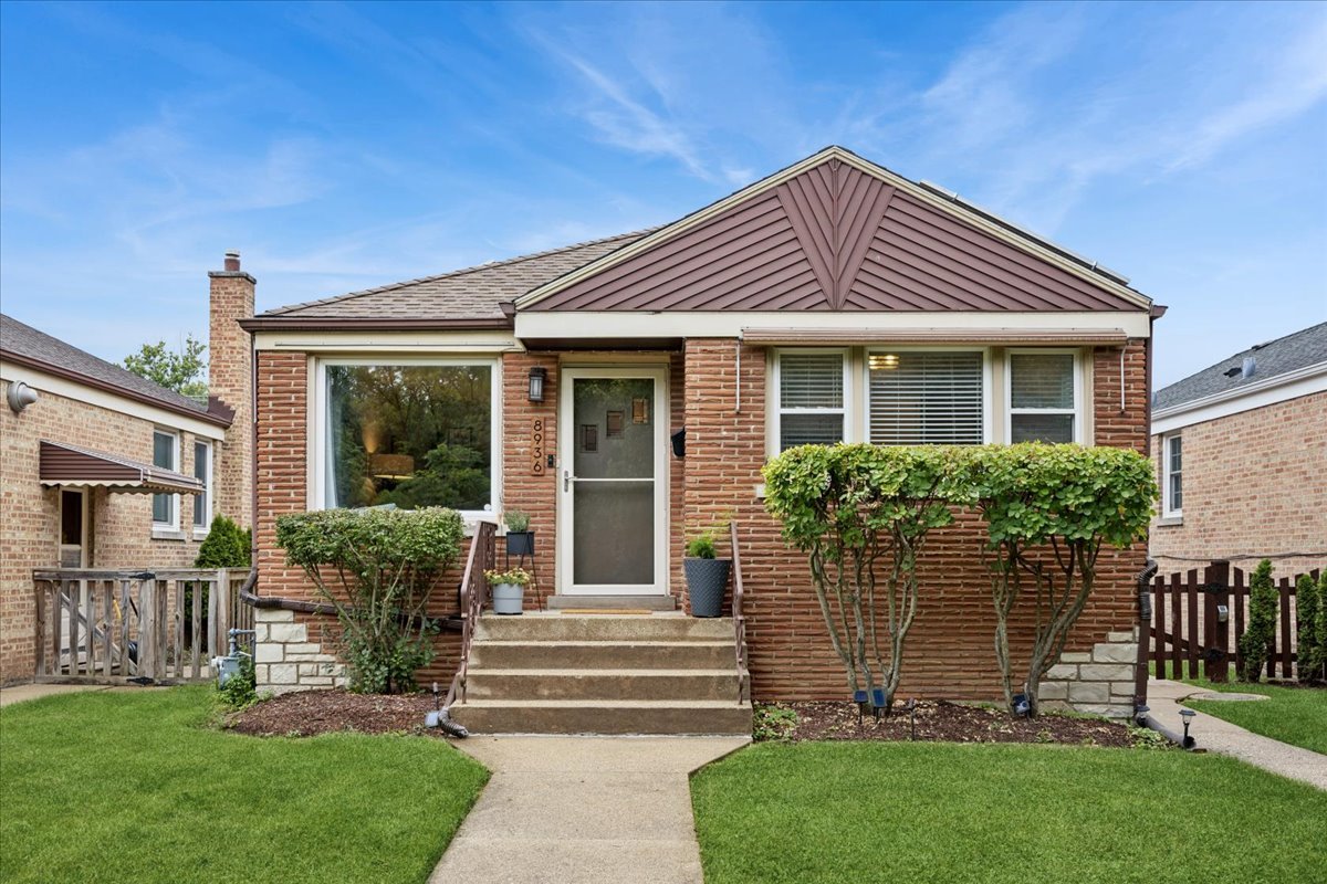 8936 W Forestview Avenue Property Photo 1