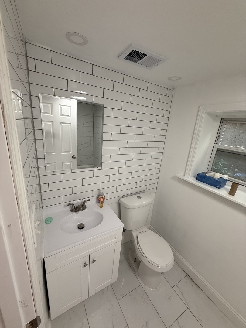 6429 N Claremont Avenue G Property Photo 4