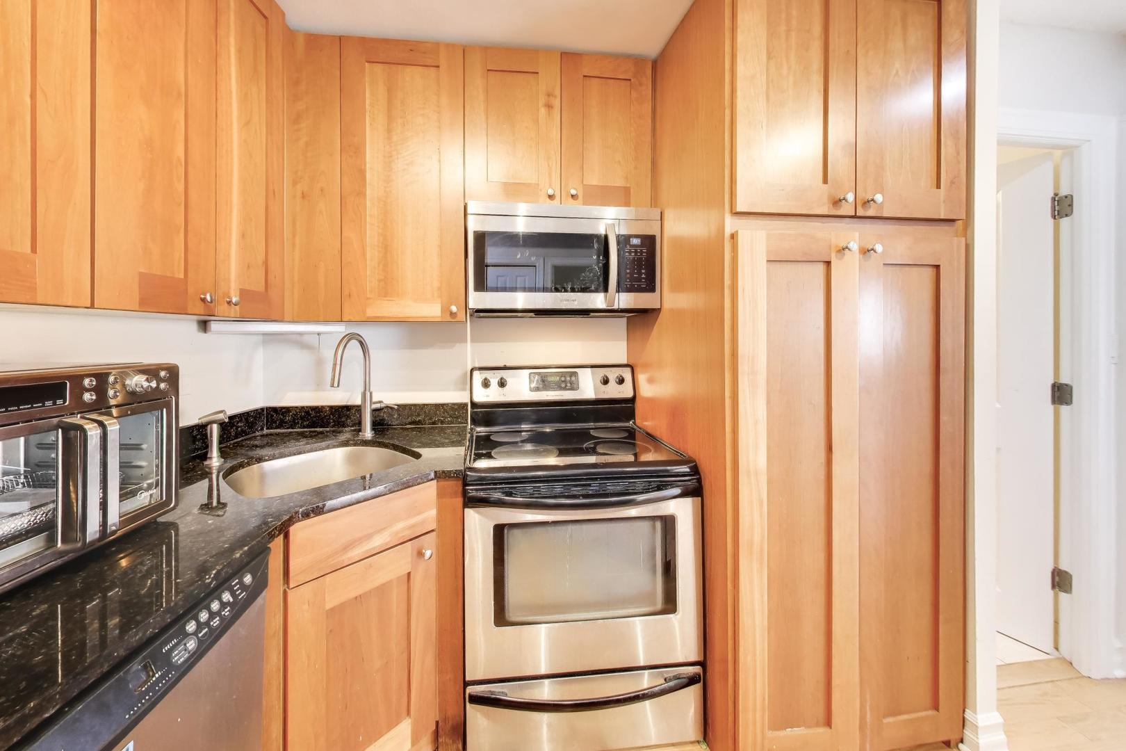 2930 N Sheridan Road 702 Property Photo 9