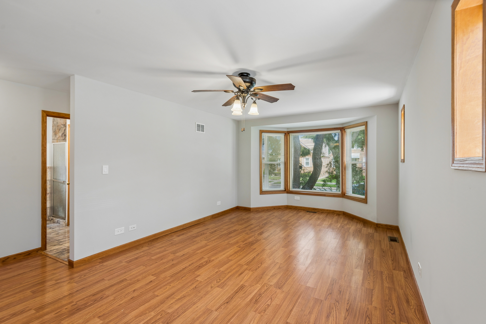 3526 N Overhill Avenue Property Photo 4