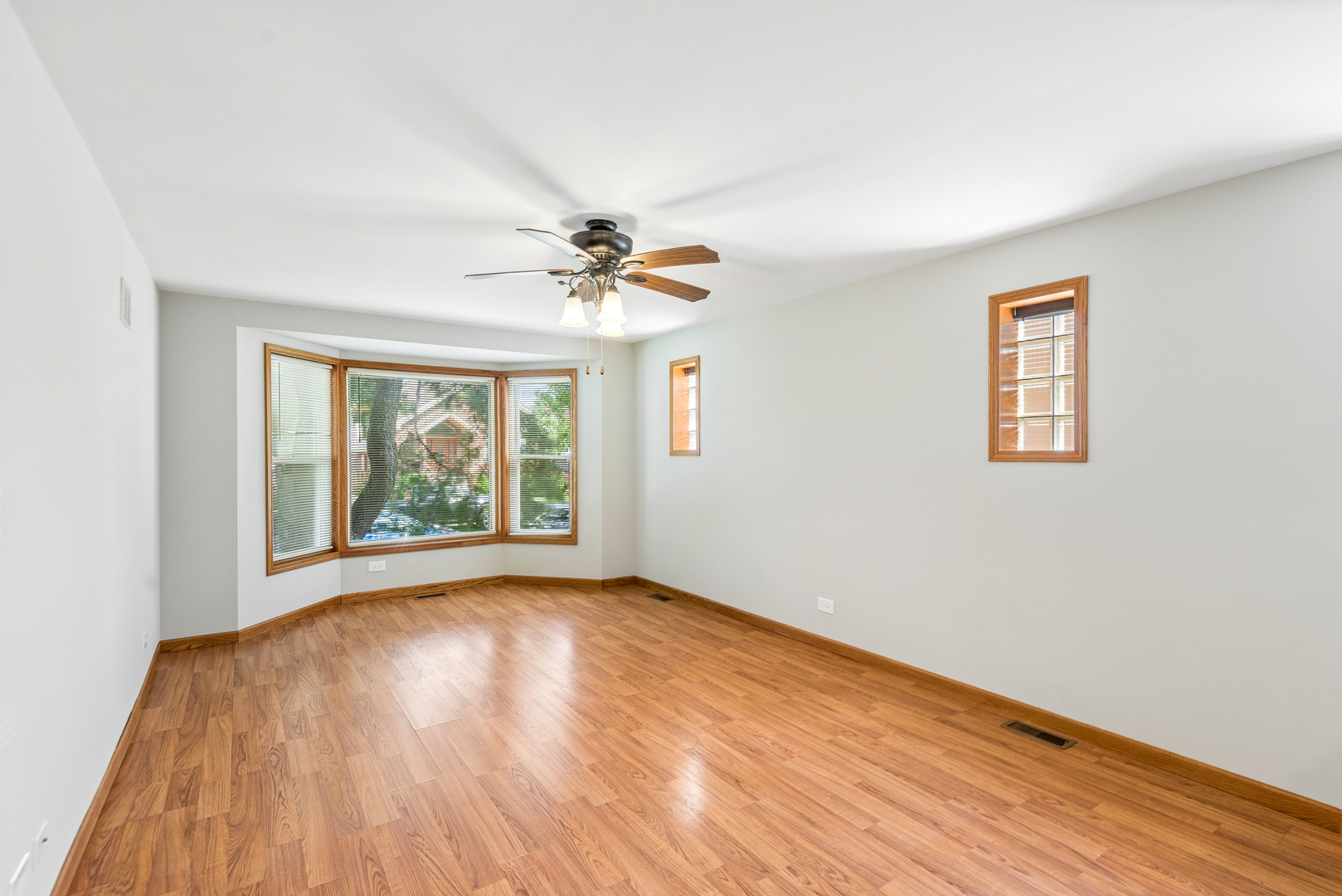 3526 N Overhill Avenue Property Photo 5