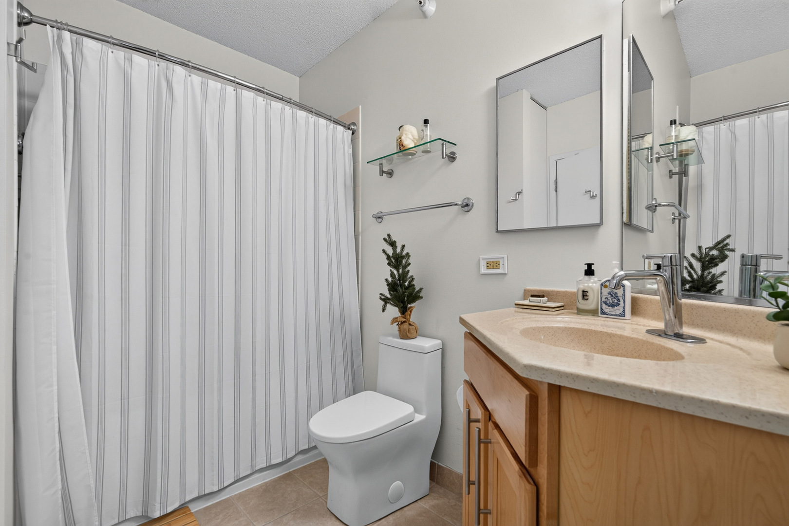 222 N Columbus Drive 2210 Property Photo 13