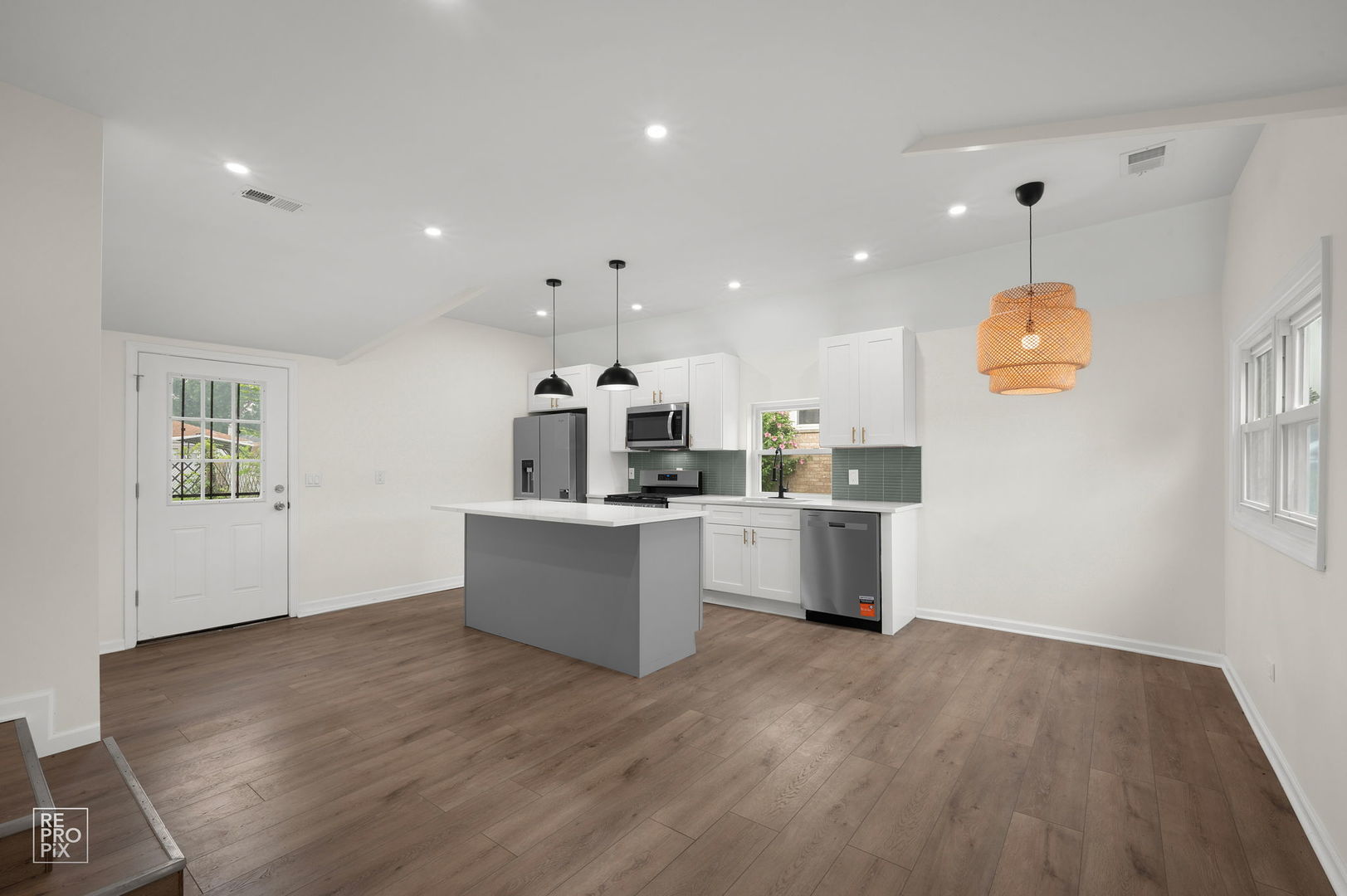 15701 Central Park Avenue Property Photo 7