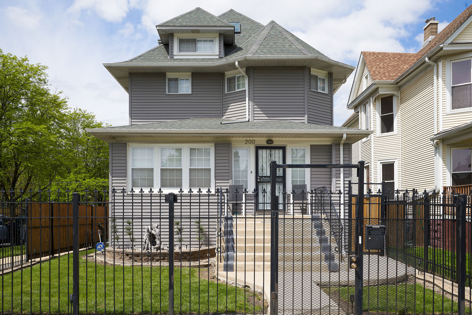 200 N Mayfield Avenue Property Photo 1
