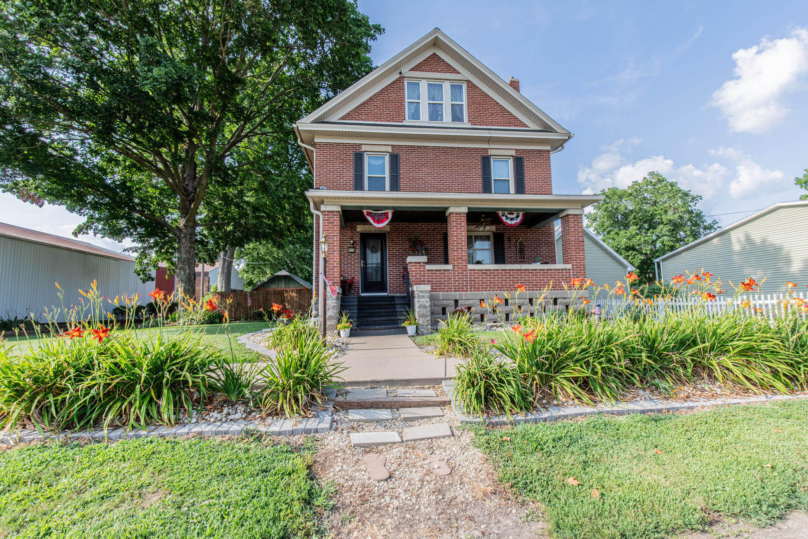 96 E Railroad Street Property Photo 1