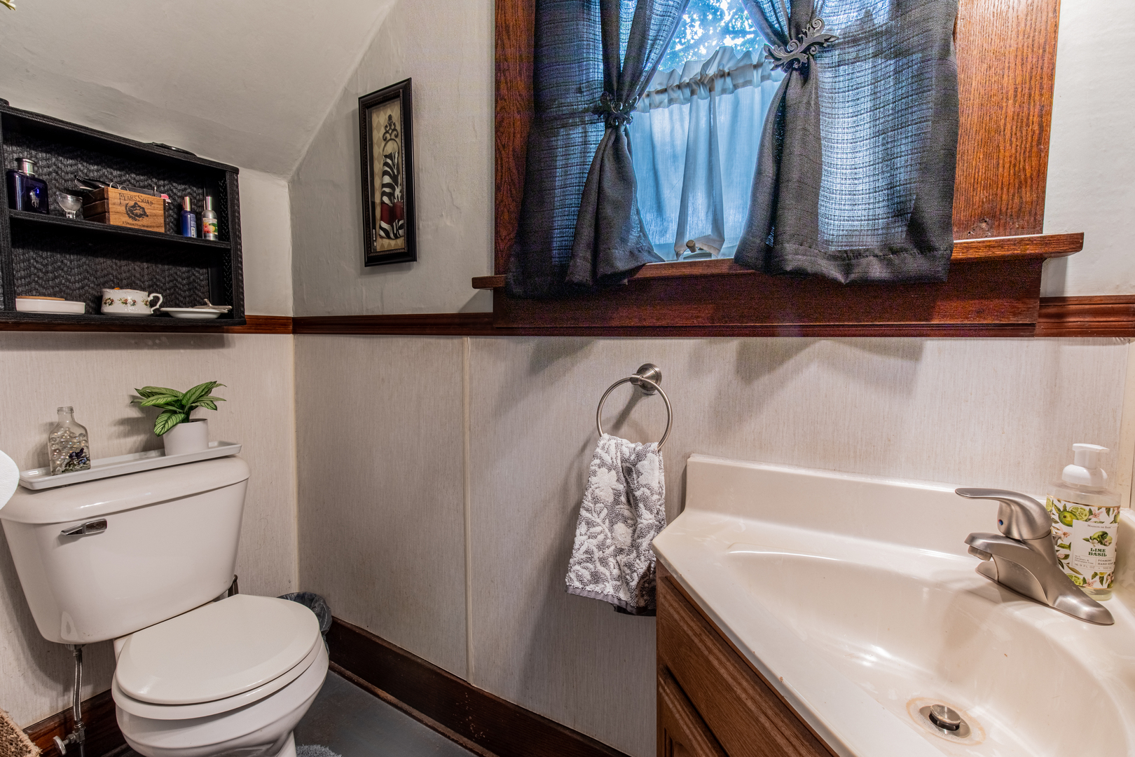 96 E Railroad Street Property Photo 4