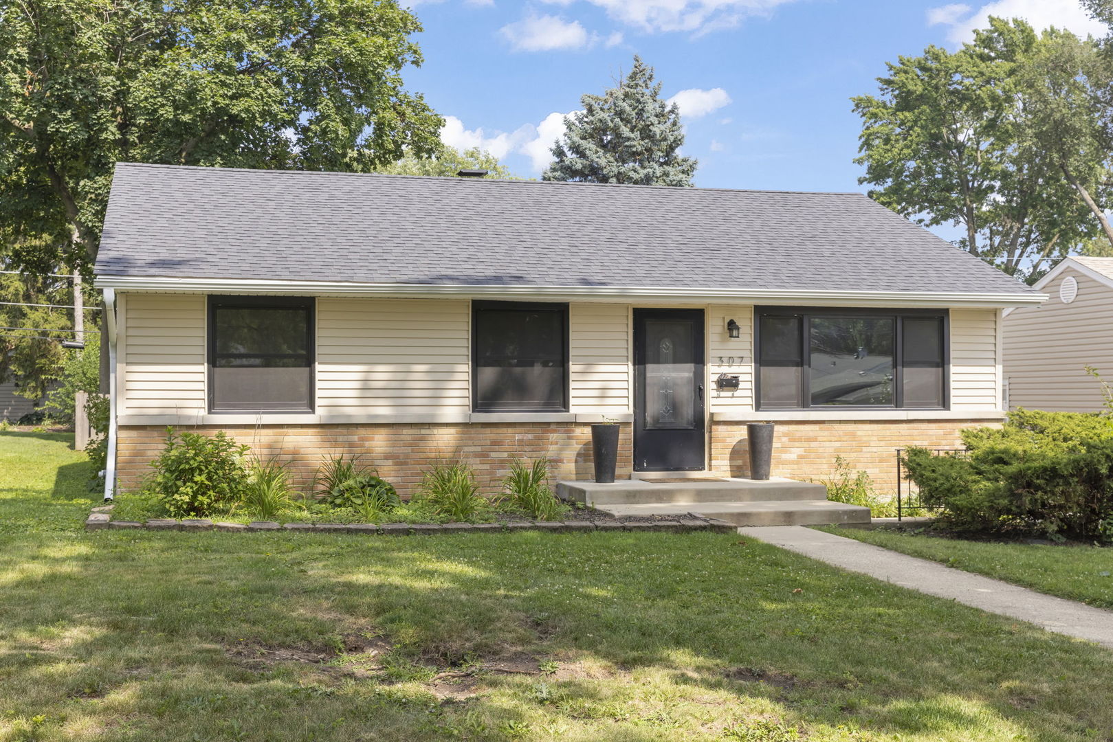 307 S Pierce Avenue Property Photo 1