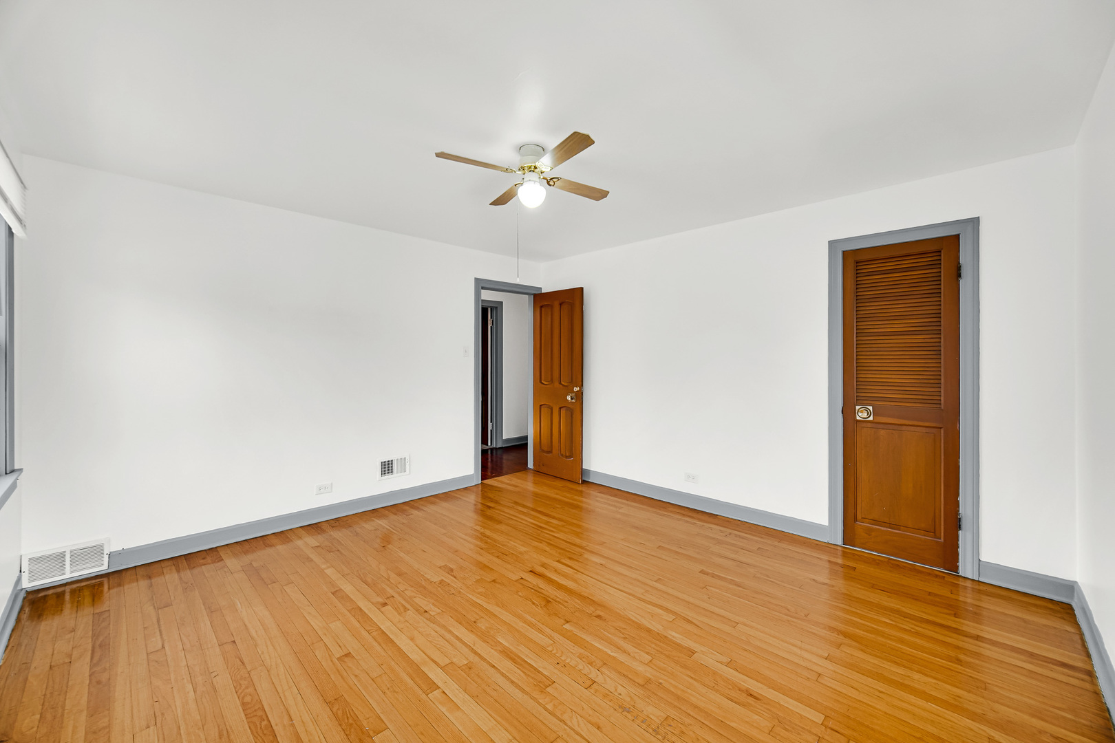 1819 N Mcvicker Avenue Property Photo 12